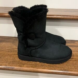 UGG Women's Bailey Button II boots in black suede with sheepskin lining Size 8